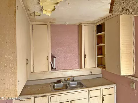 Kitchen - 340 Broadview Dr, Jackson, MS 39209 photo 2 of 3