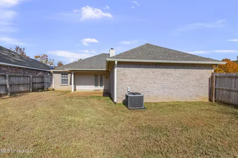 Exterior - 401 Windchase Dr, Brandon, MS 39042 photo 6 of 7