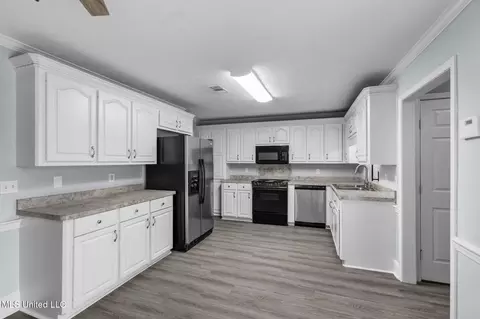 Kitchen - 401 Windchase Dr, Brandon, MS 39042 photo 1 of 3