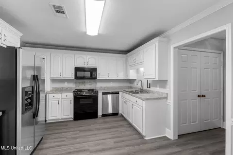 Kitchen - 401 Windchase Dr, Brandon, MS 39042 photo 2 of 3