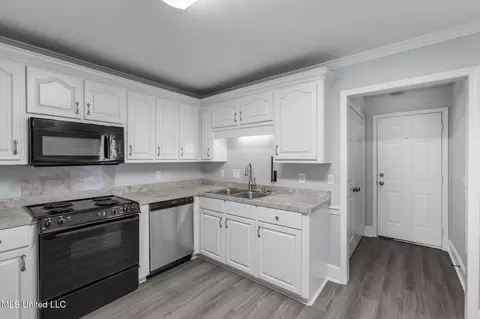 Kitchen - 401 Windchase Dr, Brandon, MS 39042 photo 3 of 3