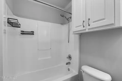 Bath - 401 Windchase Dr, Brandon, MS 39042 photo 3 of 3