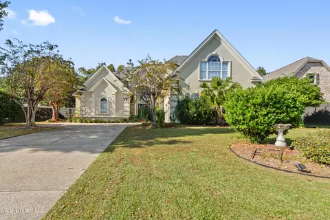 2013 Pointe Clear Dr, Biloxi, MS 39531