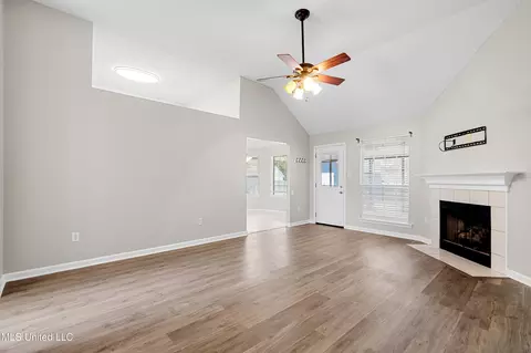 Living - 12694 Fox Run Dr, Olive Branch, MS 38654 photo 2 of 3