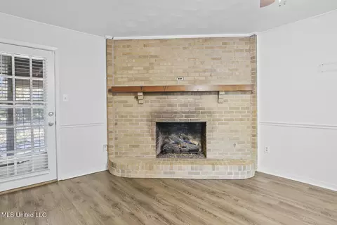Living - 232 Lisa Cir, Madison, MS 39110 photo 2 of 3