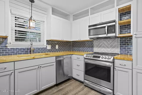 Kitchen - 232 Lisa Cir, Madison, MS 39110 photo 2 of 3