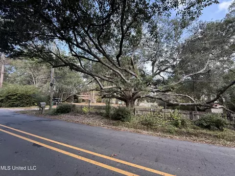 16404 W Lake Dr, Vancleave, MS 39565