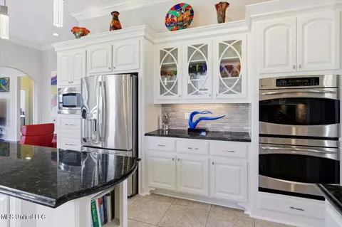Kitchen - 151 Amethyst Dr, Brandon, MS 39047 photo 3 of 5