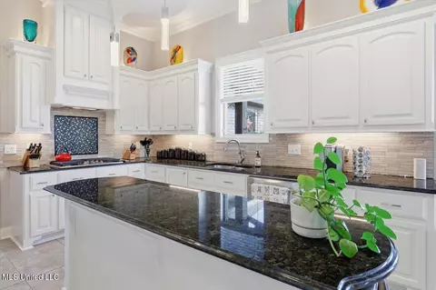 Kitchen - 151 Amethyst Dr, Brandon, MS 39047 photo 2 of 5