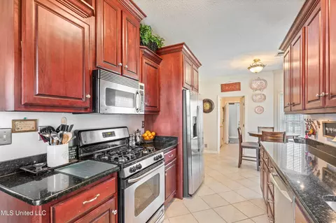 Kitchen - 3165 Grand Oaks Dr, Hernando, MS 38632 photo 3 of 3