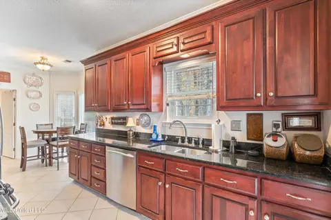 Kitchen - 3165 Grand Oaks Dr, Hernando, MS 38632 photo 2 of 3