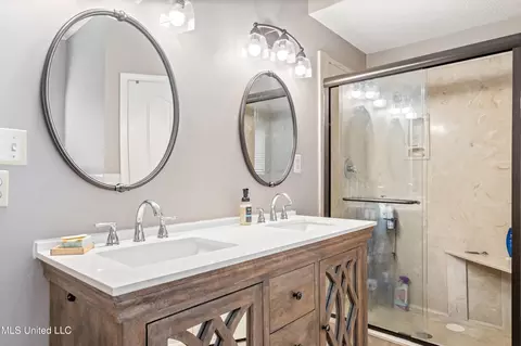 Bath - 3165 Grand Oaks Dr, Hernando, MS 38632 photo 2 of 4