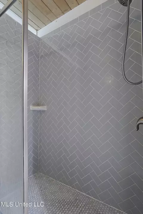 Bath - 1972 Aztec Dr, Jackson, MS 39211 photo 2 of 4