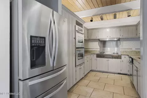 Kitchen - 1972 Aztec Dr, Jackson, MS 39211 photo 1 of 2
