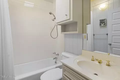 Bath - 1972 Aztec Dr, Jackson, MS 39211 photo 3 of 4