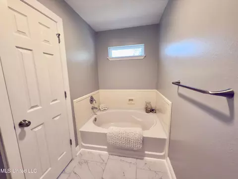 Bath - 7315 Ahi Dr, Diamondhead, MS 39525 photo 2 of 3