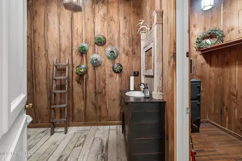 Entry Way - 600 Co Rd 203, Walnut, MS 38683 photo 1 of 1