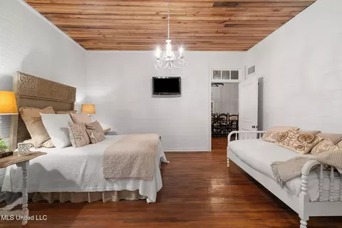 Bedroom - 600 Co Rd 203, Walnut, MS 38683 photo 2 of 4