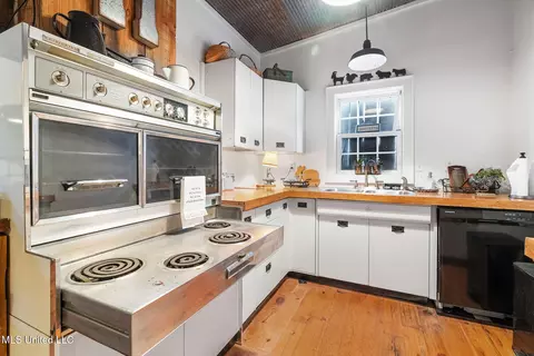 Kitchen - 600 Co Rd 203, Walnut, MS 38683 photo 2 of 2