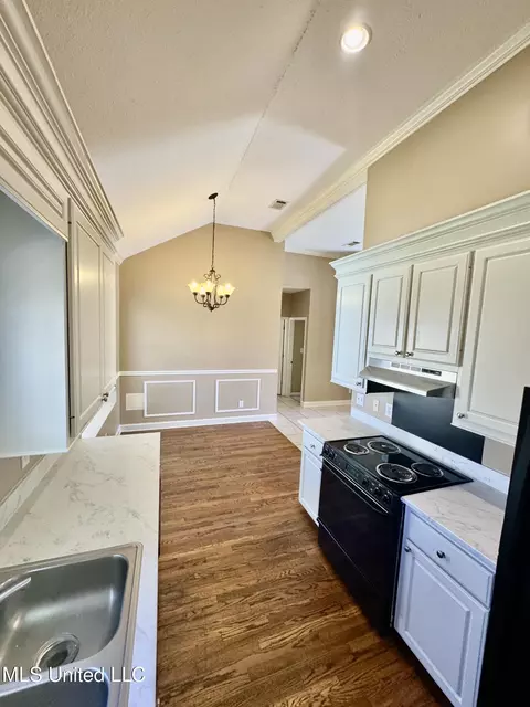 Kitchen - 2030 Stockton Pl, Flowood, MS 39232 photo 3 of 4