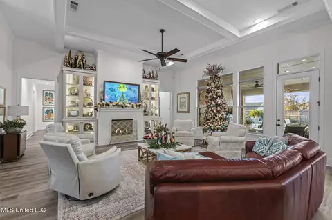 Living - 419 Pilot Cir, Brandon, MS 39047 photo 2 of 4