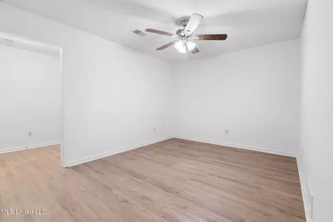 Living - 33 W Foxwood Cir #W, Hernando, MS 38632 photo 3 of 3