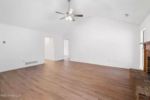 Living - 33 W Foxwood Cir #W, Hernando, MS 38632 photo 2 of 3