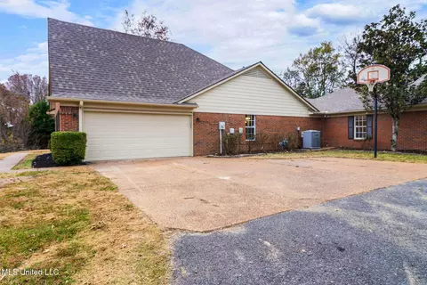 Exterior - 33 W Foxwood Cir #W, Hernando, MS 38632 photo 2 of 4