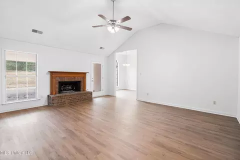 Living - 33 W Foxwood Cir #W, Hernando, MS 38632 photo 1 of 3
