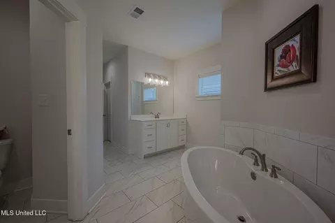 Bath - 3751 Madison Ridge Dr, Hernando, MS 38632 photo 5 of 10