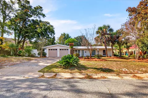 15 Woodglen Dr, Gulfport, MS 39507