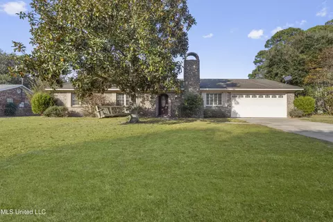 1513 Woodhaven St, Pascagoula, MS 39581