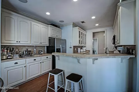Kitchen - 243 E Pinebrook Dr, Brandon, MS 39047 photo 1 of 2