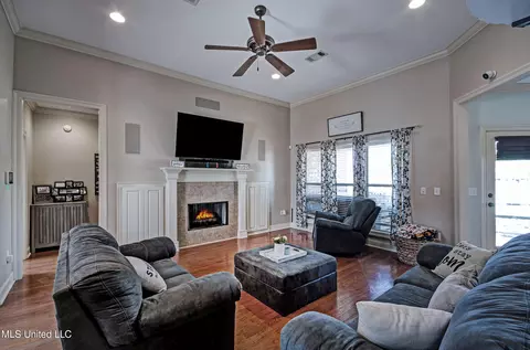 Living - 243 E Pinebrook Dr, Brandon, MS 39047 photo 2 of 3