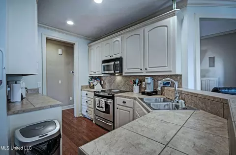 Kitchen - 243 E Pinebrook Dr, Brandon, MS 39047 photo 2 of 2