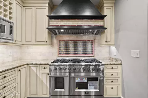 Kitchen - 4166 Dogwood Dr, Jackson, MS 39211 photo 6 of 8
