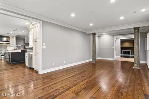 Living - 4166 Dogwood Dr, Jackson, MS 39211 photo 4 of 12