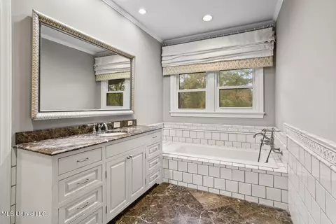 Bath - 4166 Dogwood Dr, Jackson, MS 39211 photo 1 of 9