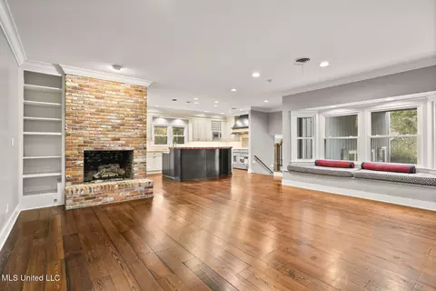Living - 4166 Dogwood Dr, Jackson, MS 39211 photo 7 of 12