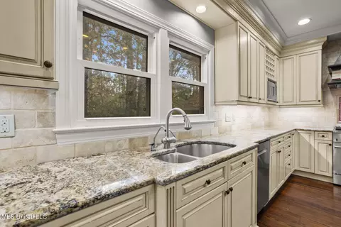 Kitchen - 4166 Dogwood Dr, Jackson, MS 39211 photo 5 of 8