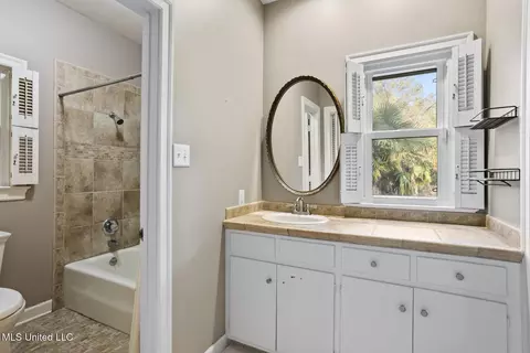 Bath - 4166 Dogwood Dr, Jackson, MS 39211 photo 5 of 9
