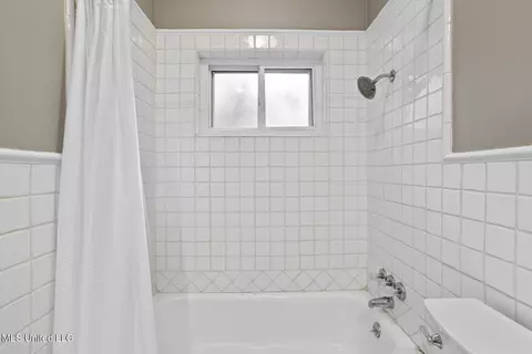 Bath - 4166 Dogwood Dr, Jackson, MS 39211 photo 4 of 9