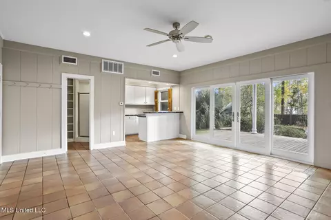 Living - 4166 Dogwood Dr, Jackson, MS 39211 photo 8 of 12