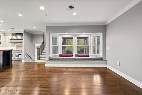 Living - 4166 Dogwood Dr, Jackson, MS 39211 photo 6 of 12