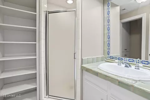 Bath - 4166 Dogwood Dr, Jackson, MS 39211 photo 6 of 9