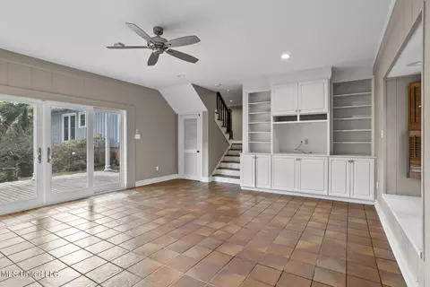Living - 4166 Dogwood Dr, Jackson, MS 39211 photo 9 of 12