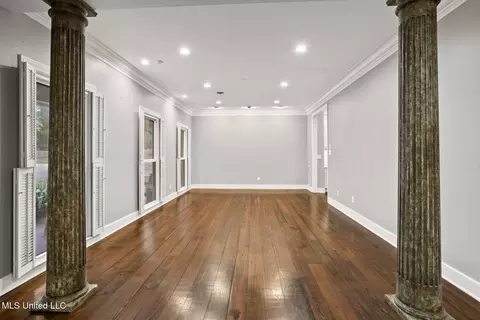 Living - 4166 Dogwood Dr, Jackson, MS 39211 photo 2 of 12