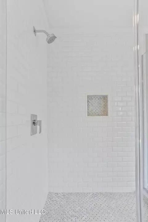 Bath - 4166 Dogwood Dr, Jackson, MS 39211 photo 8 of 9