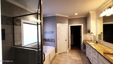 Bath - 125 Emerald Dr, Brandon, MS 39047 photo 1 of 4