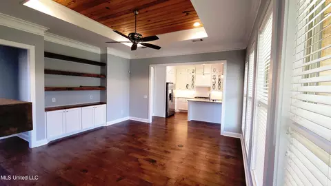 Living - 125 Emerald Dr, Brandon, MS 39047 photo 2 of 3